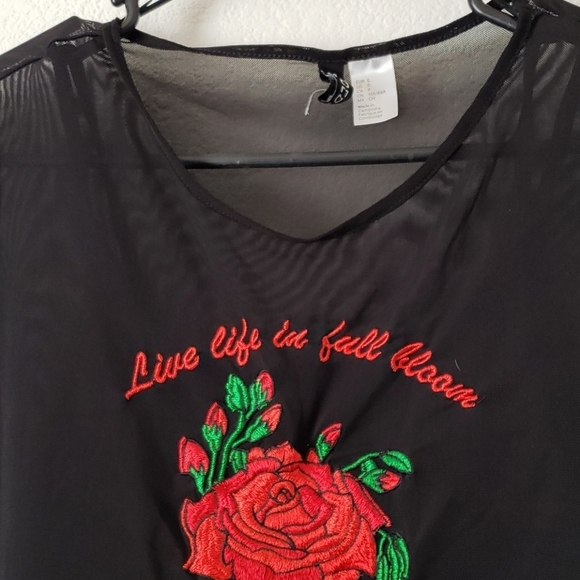 H&M Black Crop w/Live Life in Full Bloom w/Rose 🌹Size Small - Picture 7 of 7